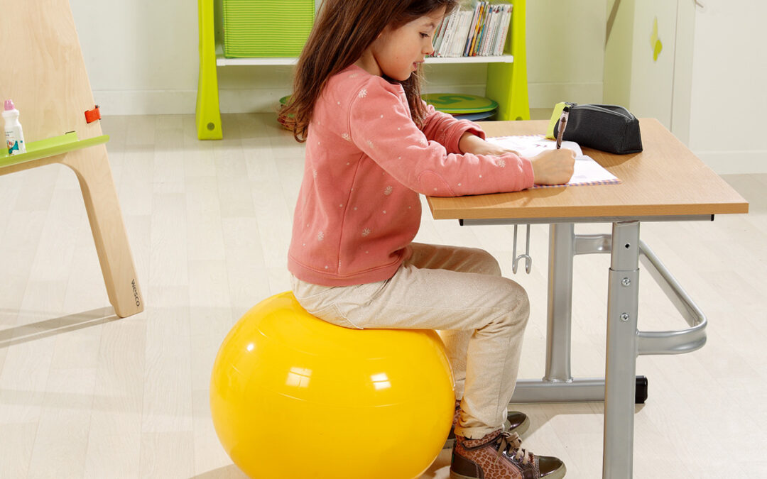 enfant assis sur ballon gymsiège ambiance classe flexible blog wesco