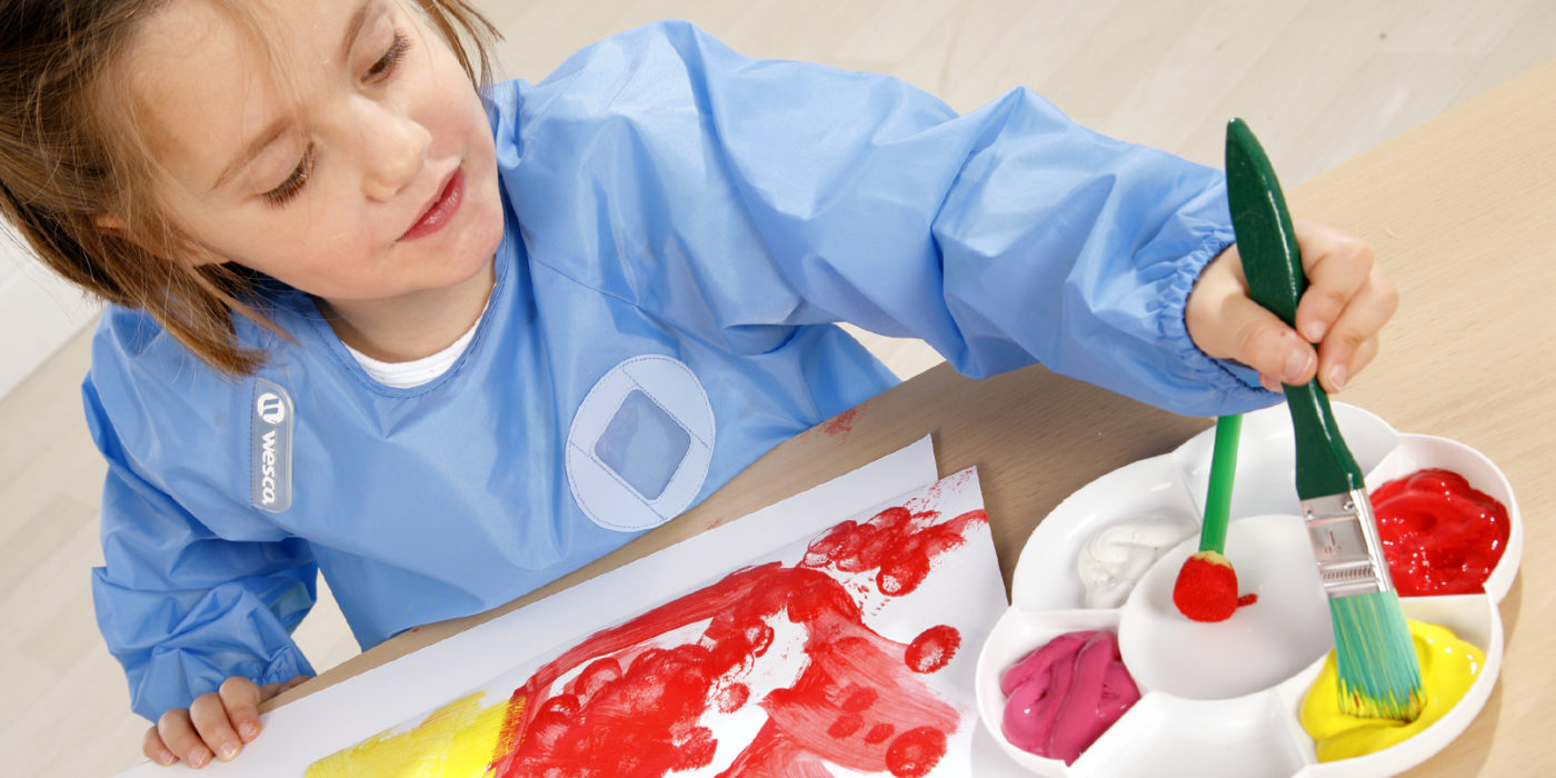 enfant qui fait de la peinture autonomie enfant blog wesco