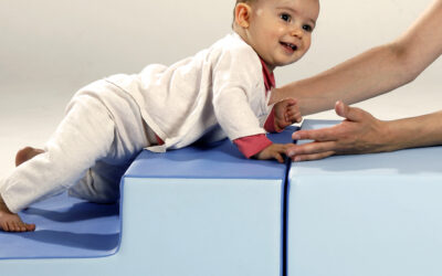 Accompagner Bébé en sécurité dans les escaliers