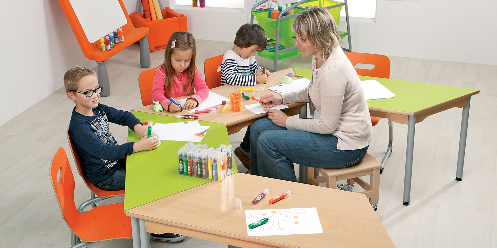 enfant qui dessinent sur tables avec adulte classe flexible blog wesco