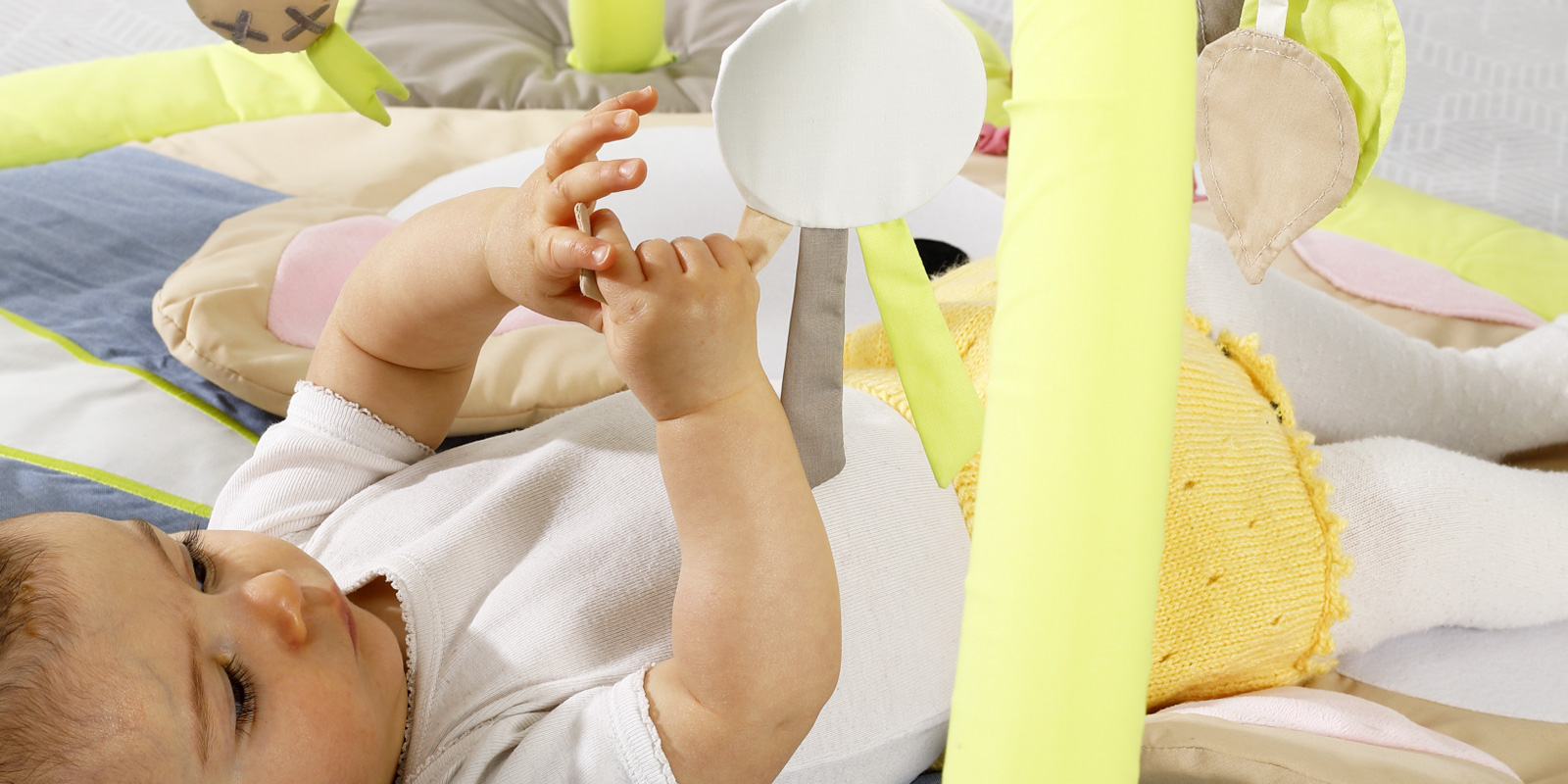 bébé sur le dos nido Comment encourager le développement de la motricité fine chez Bébé ? blog wesco