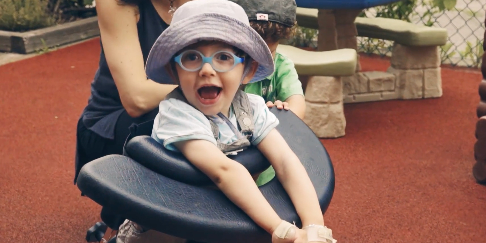 enfant aux besoins particuliers en crèche vidéo dis moi blog wesco