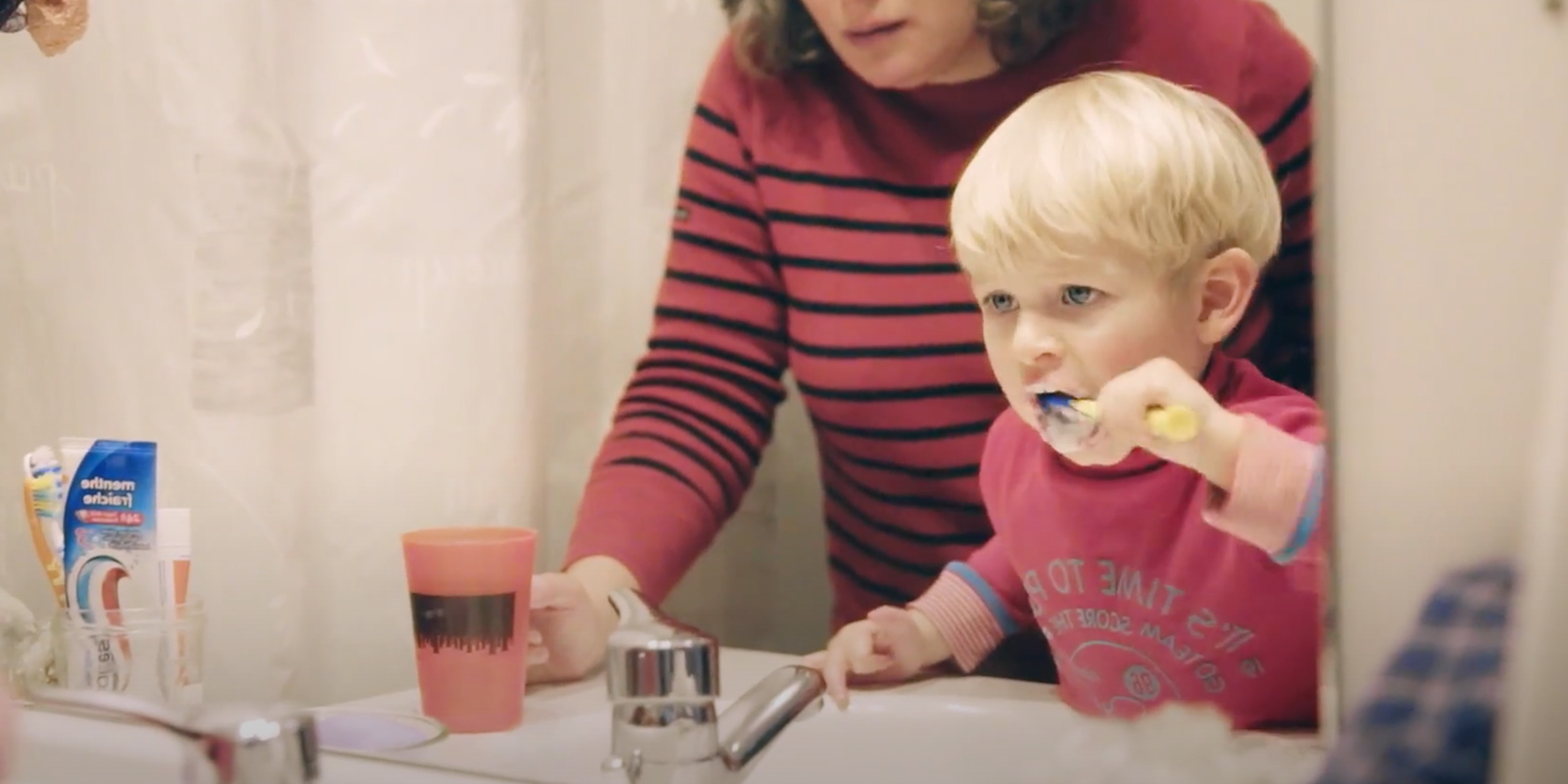 enfant qui se lave les dents surveiller par un adulte vidéo dis moi blog wesco
