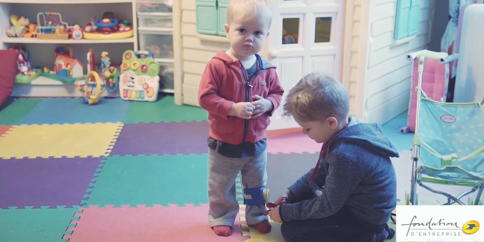 enfants sur tapis qui s'amusent vidéo dis moi blog wesco