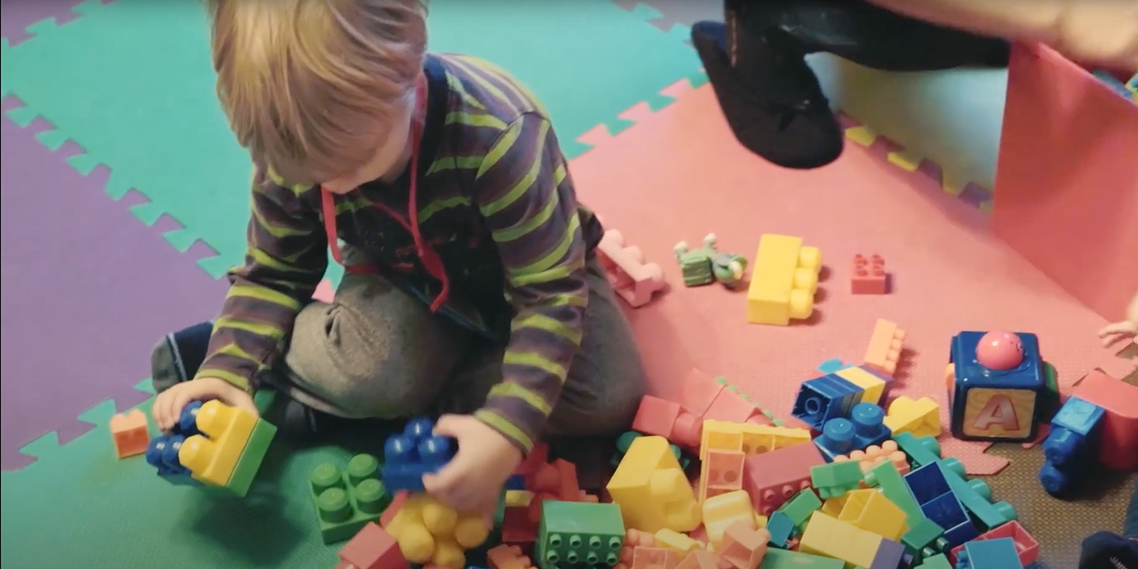 enfant qui joue avec des blocs blog wesco