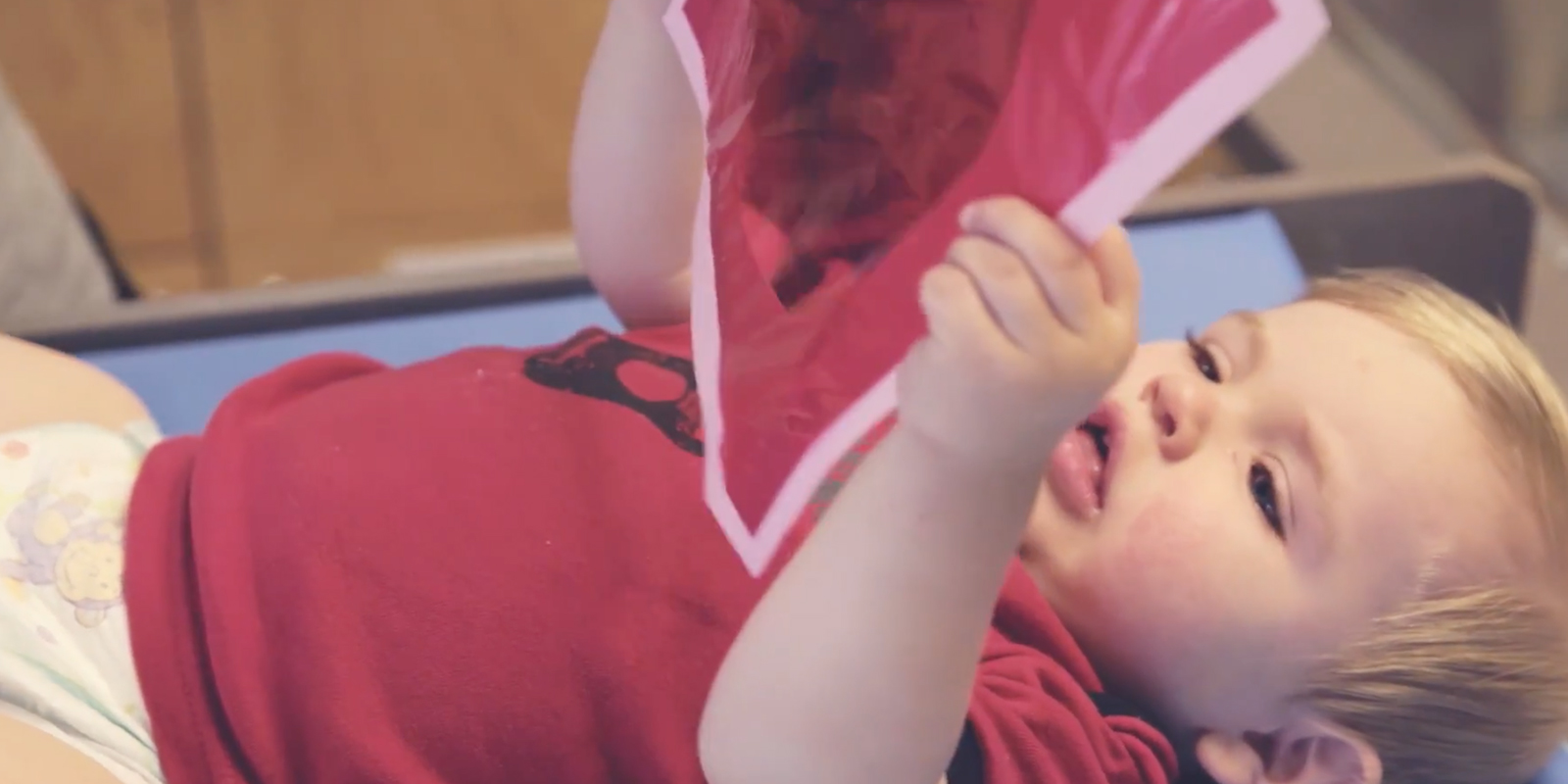 bébé sur table à langer avec objet dans les mains blog wesco