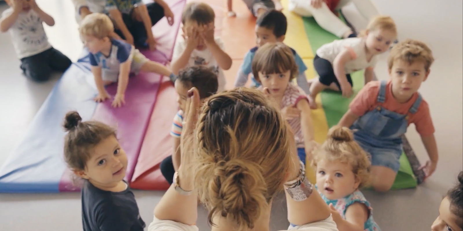 femme qui chantent avec un groupe d'enfants blog wesco