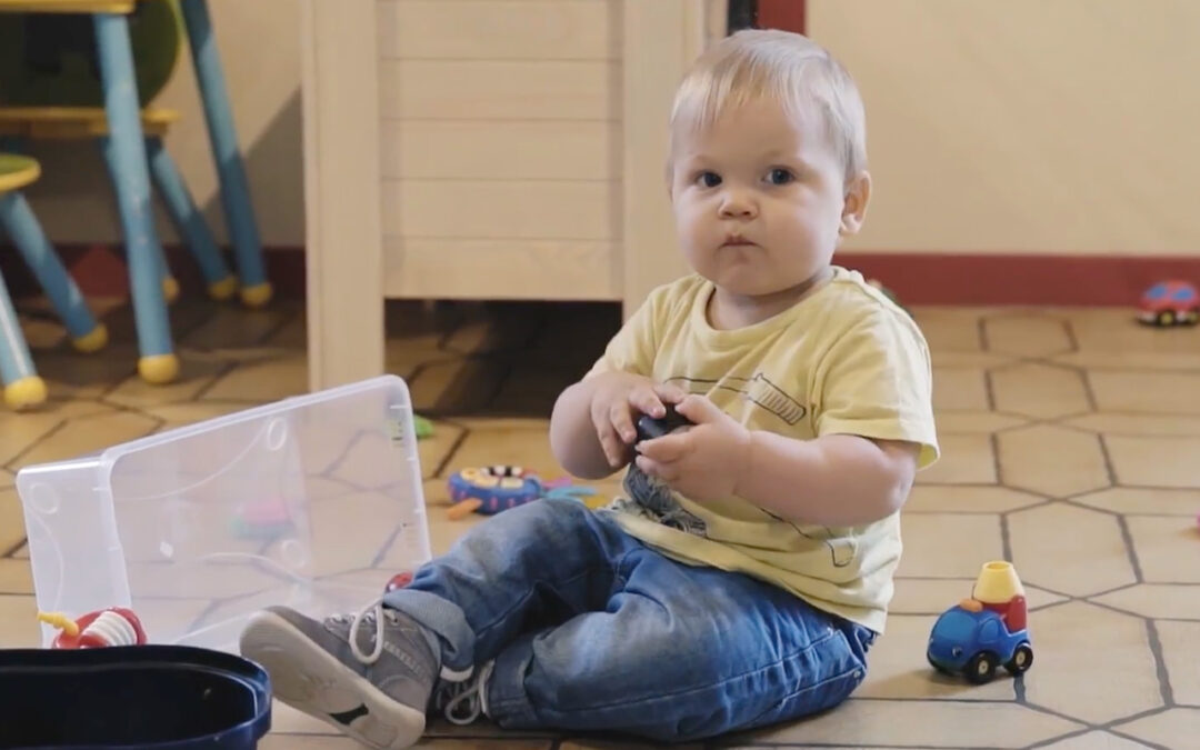 Pourquoi les enfants aiment-ils prendre et relâcher des objets à répétition ?