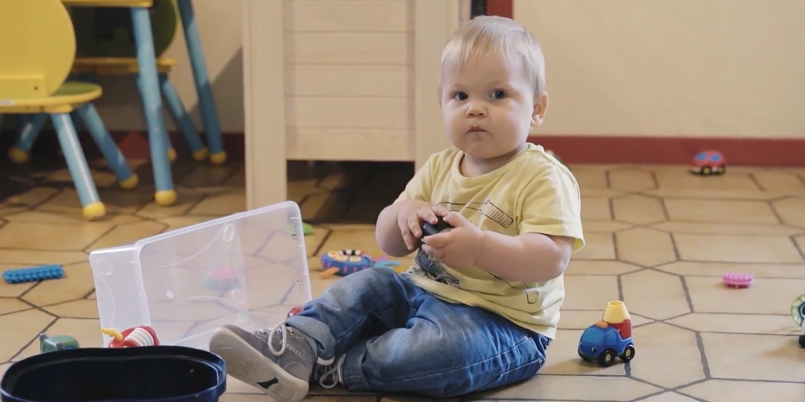 bébé qui joue assis par terre vidéo dis moi blog wesco