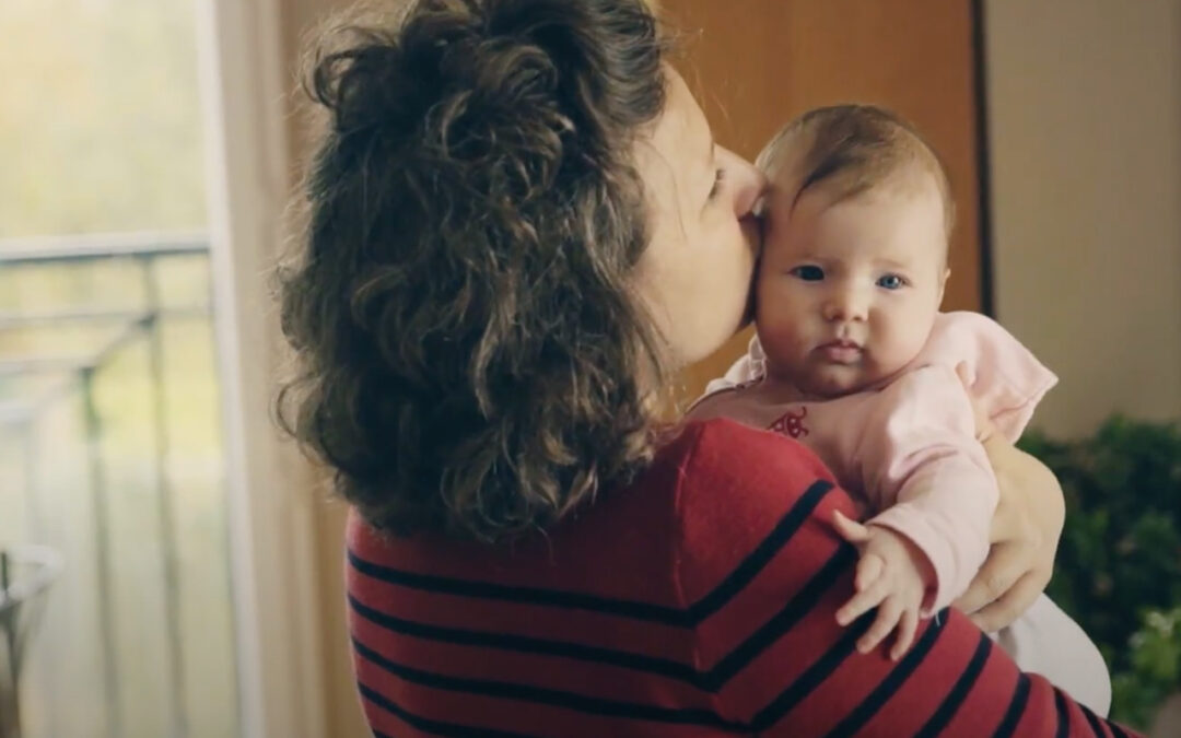 bébé dans les bras d'une femme apprendre les signaux de bébé blog wesco