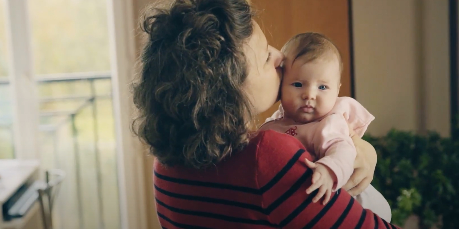bébé dans les bras d'une femme apprendre les signaux de bébé blog wesco