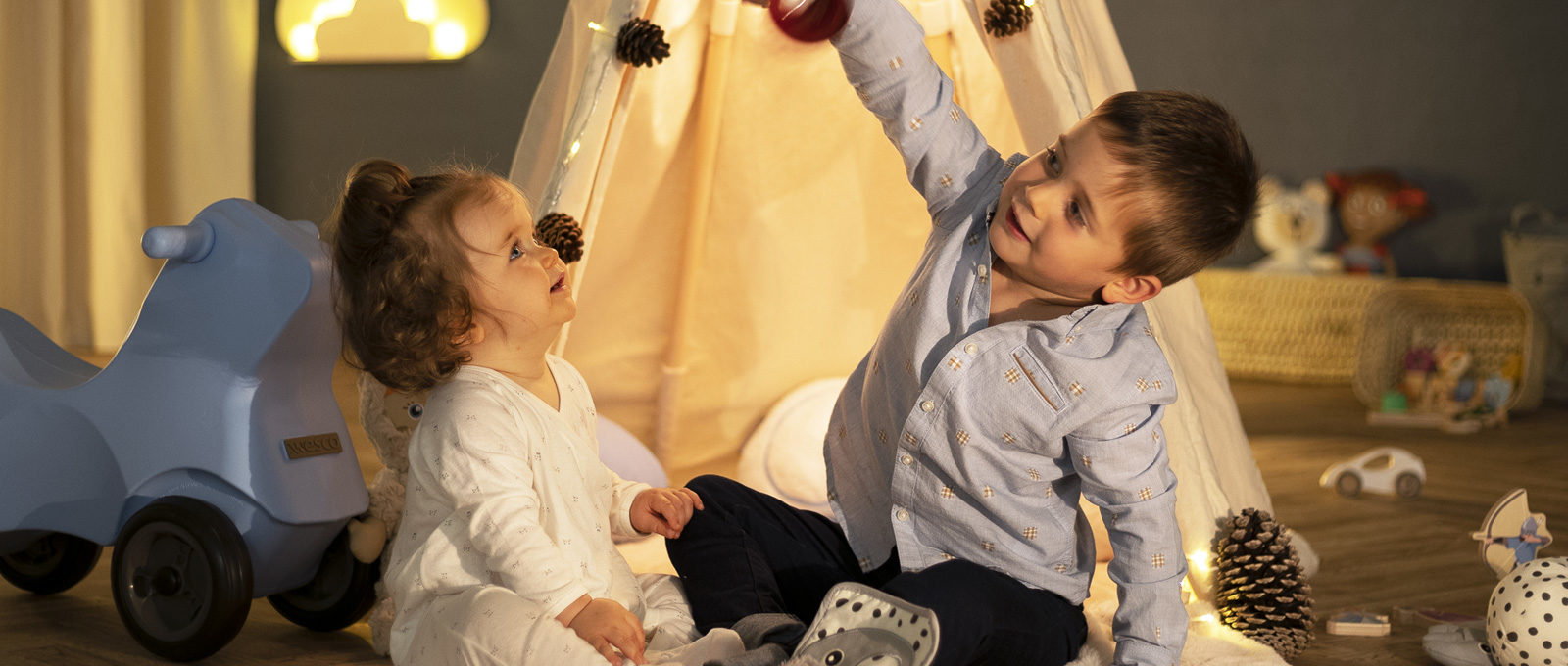 enfants sur tapis devant tipi Choisir le cadeau de Noël idéal blog wesco