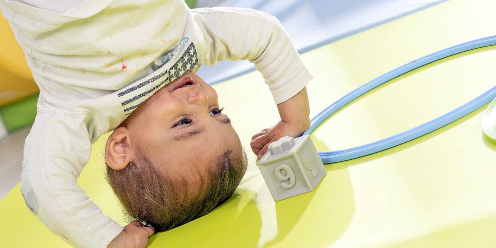 accompagner le développement psychomoteur bébé sur la tête blog wesco