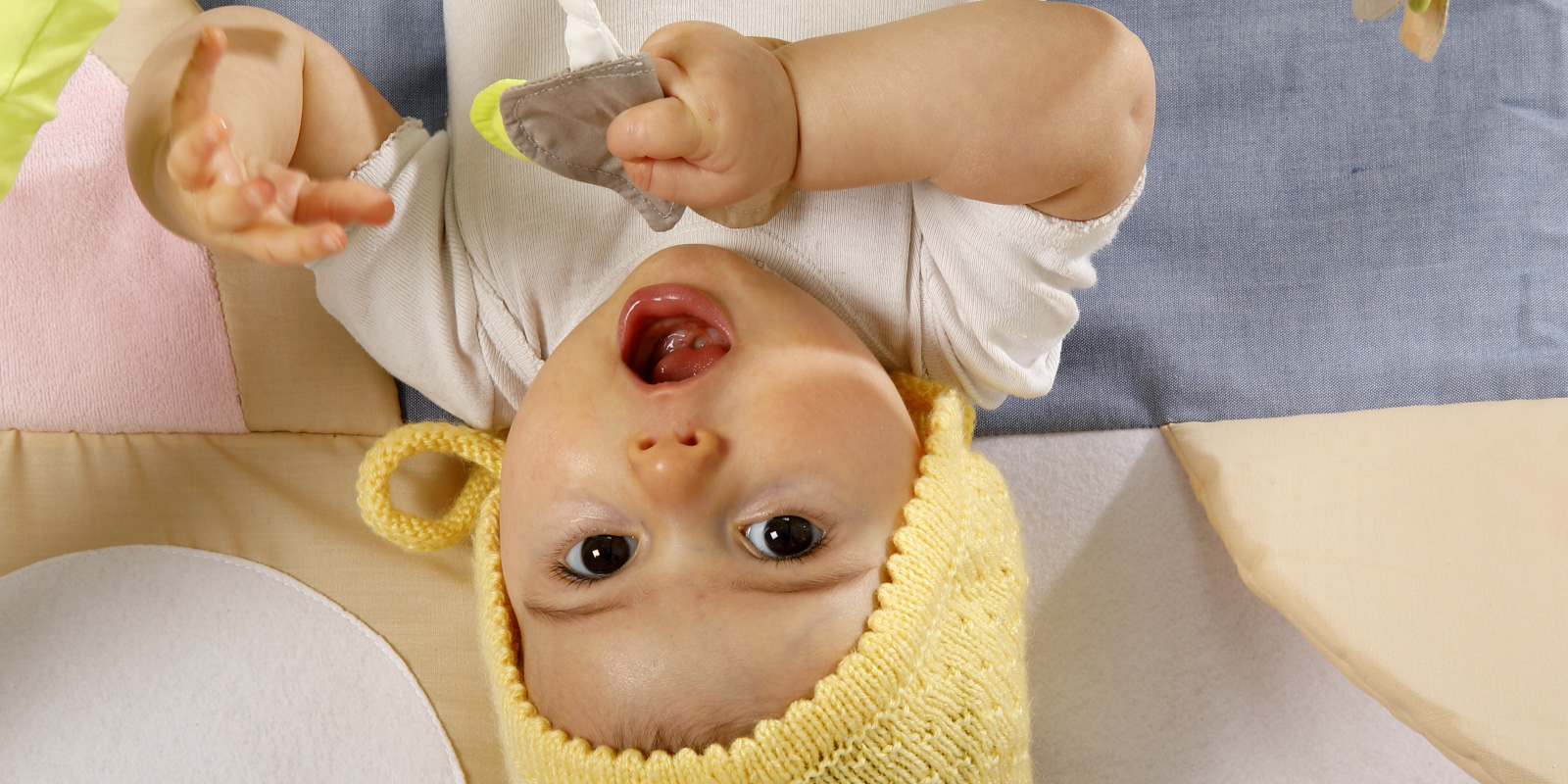 bébé qui ouvre la bouche comment naît le langage blog wesco