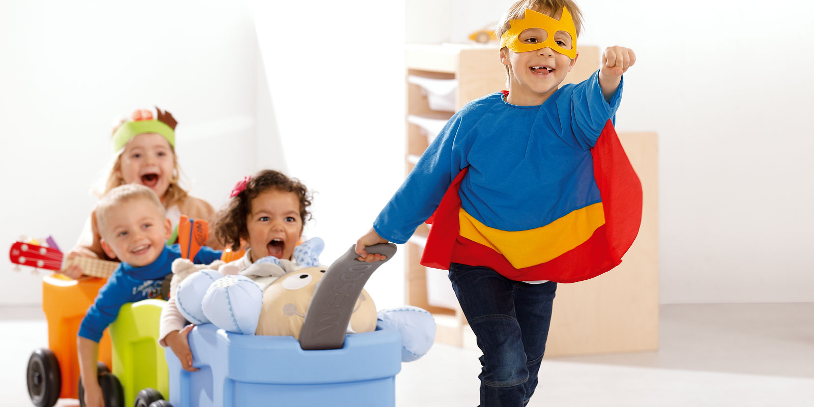 enfants qui s'amusent dans chariot bac de rangement bloc wesco