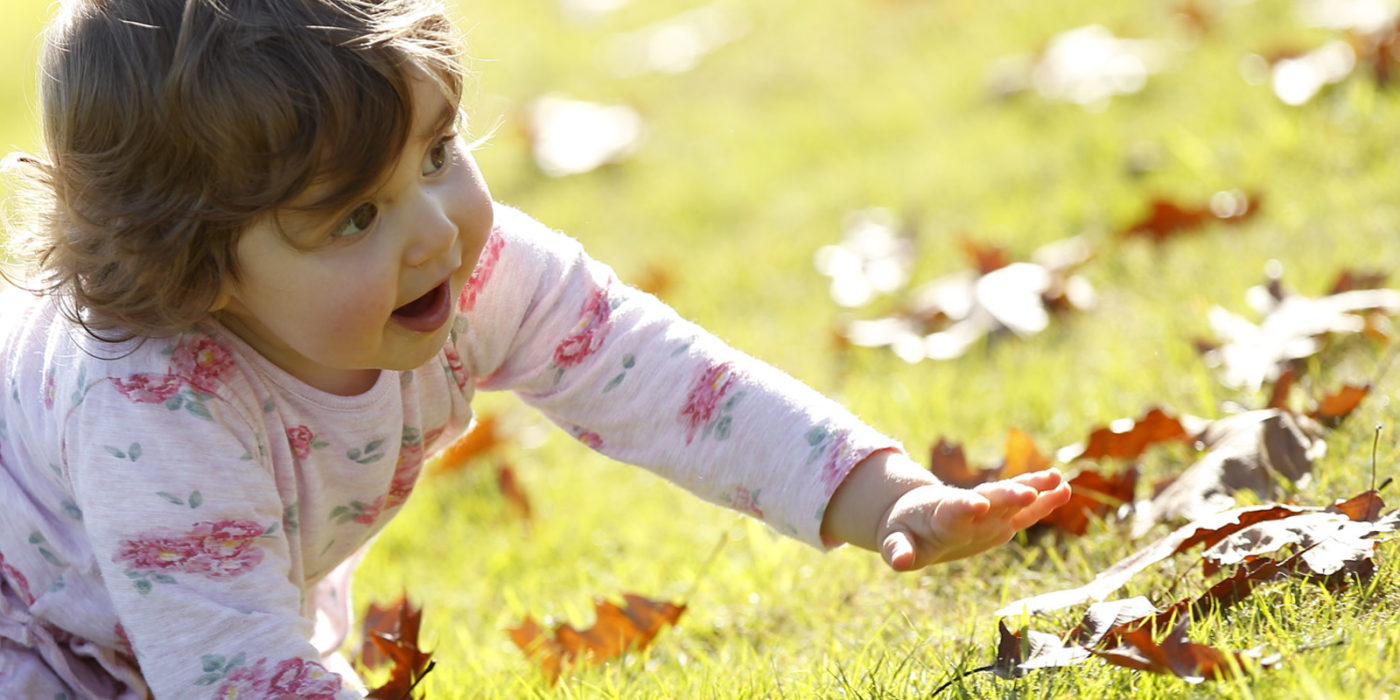 enfant à quatre pattes dans l'herbe jouer dehors par tous les temps blog wesco