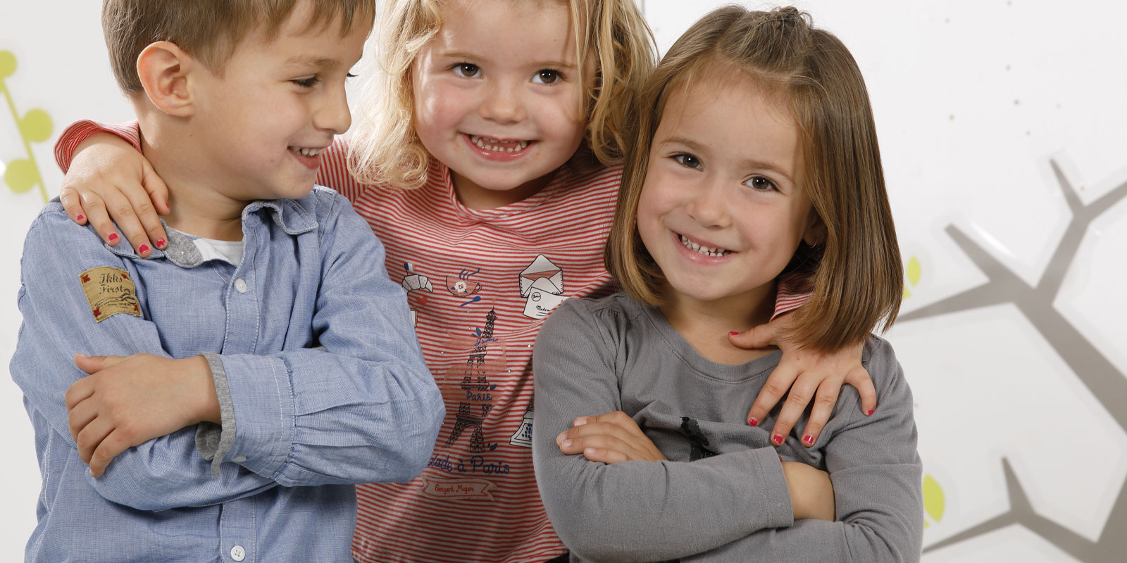 enfants qui se tiennent par les épaules et qui sourient coopération blog wesco