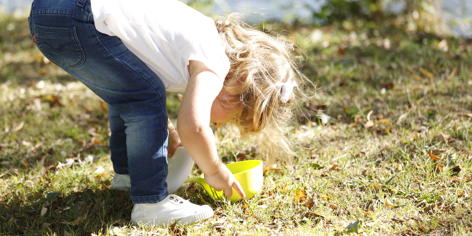 enfant en extérieur avec objet dans la main blog wesco