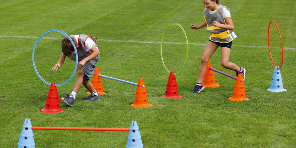 enfants qui réalisent un parcours d'obstacle sur l'herbe blog wesco