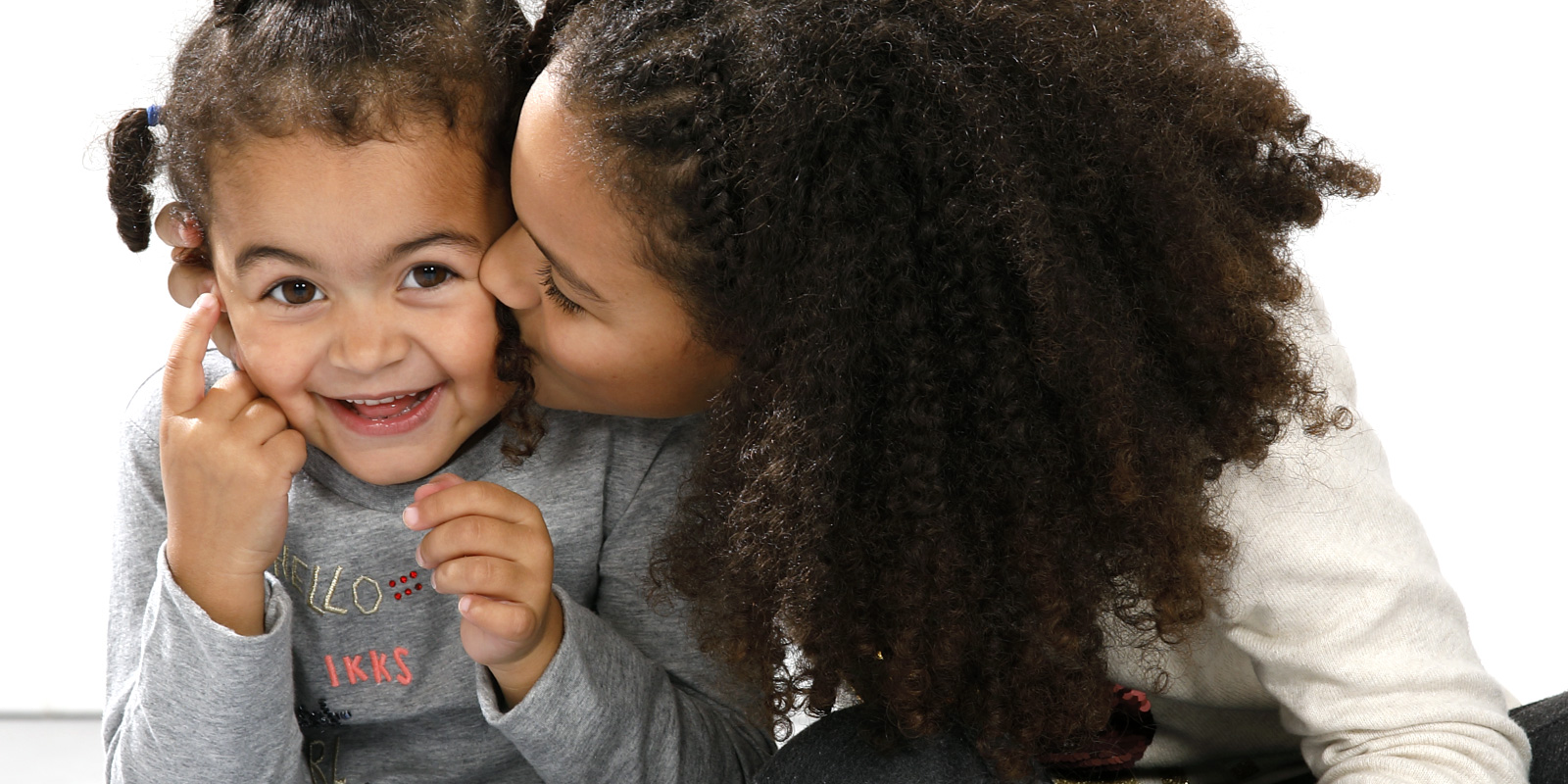 femme qui embrasse sur la joue enfant la résilience blog wesco
