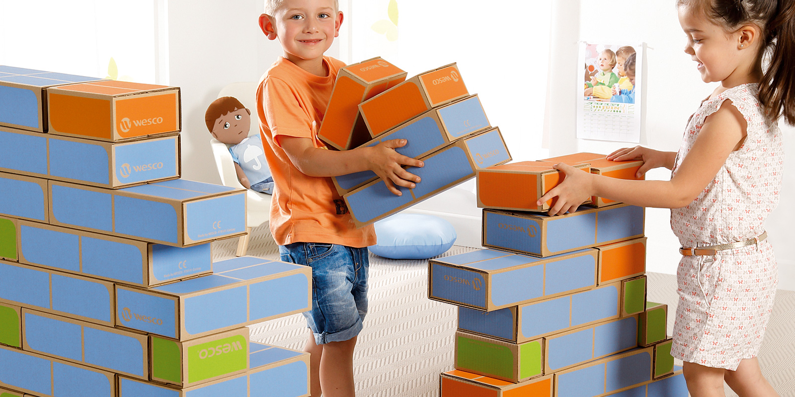 enfants qui jouent avec des briques wesco jeux de construction blog wesco