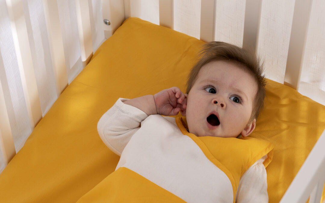 bébé qui baille dans lit à barreaux blog wesco