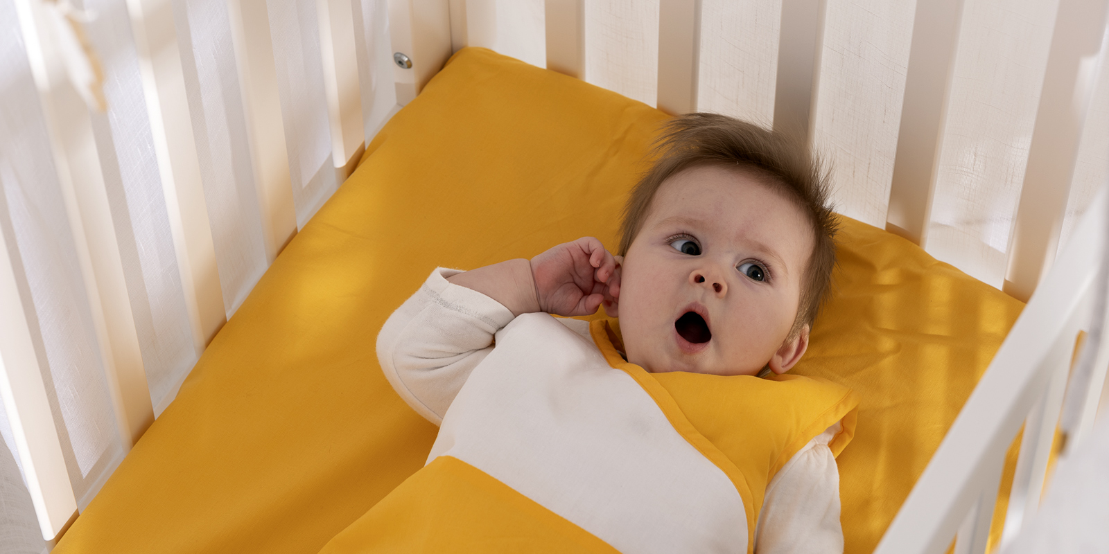 bébé qui baille dans lit à barreaux blog wesco