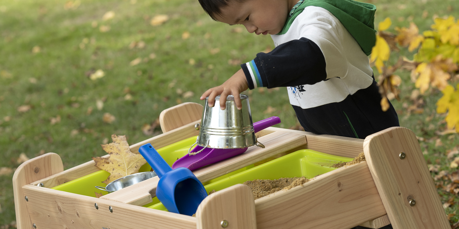 enfant qui s'amuse avec du sable table pique nique éléments blog wesco