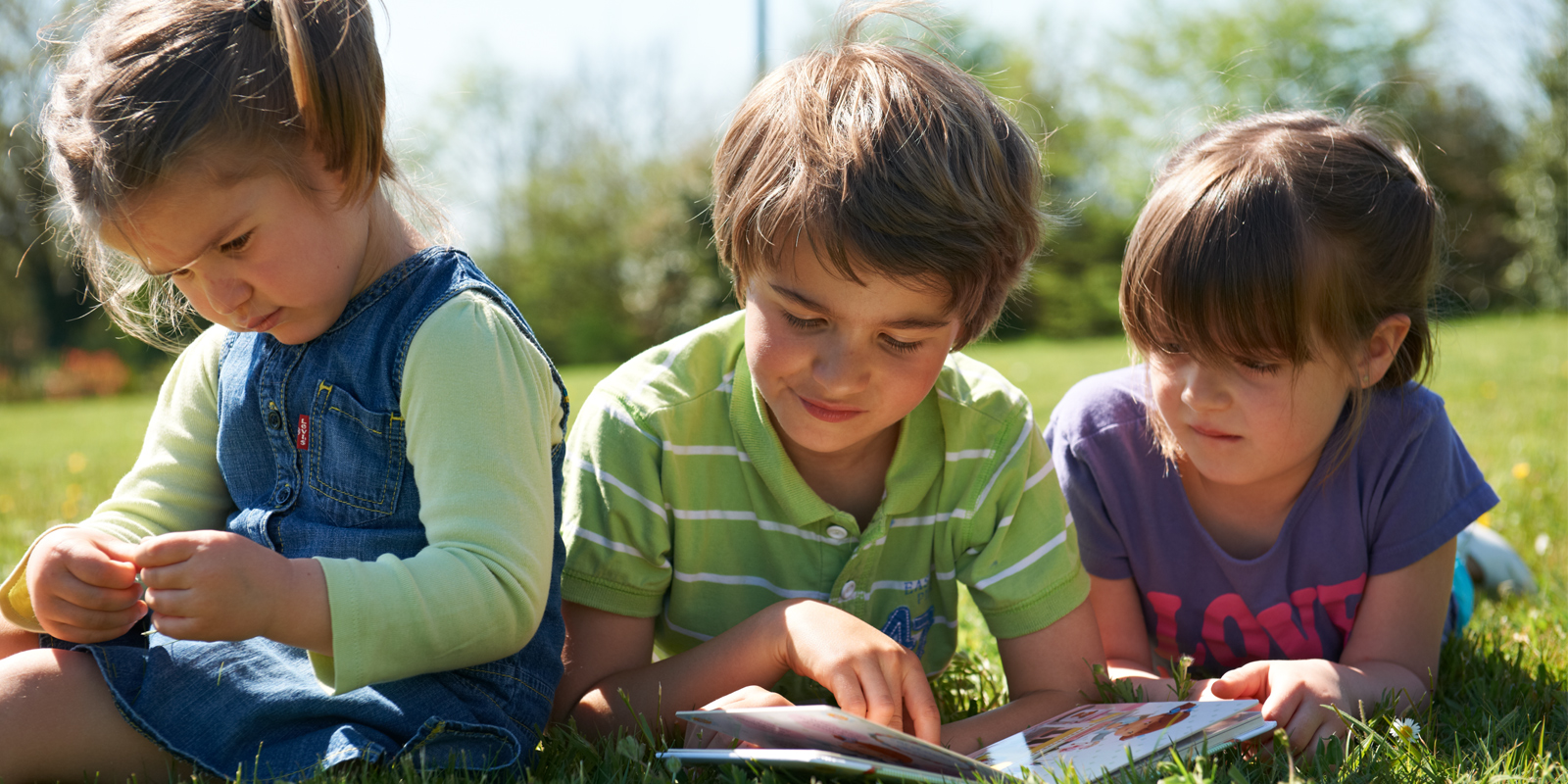 enfants sur l'herbe avec un livre école dehors blog wesco