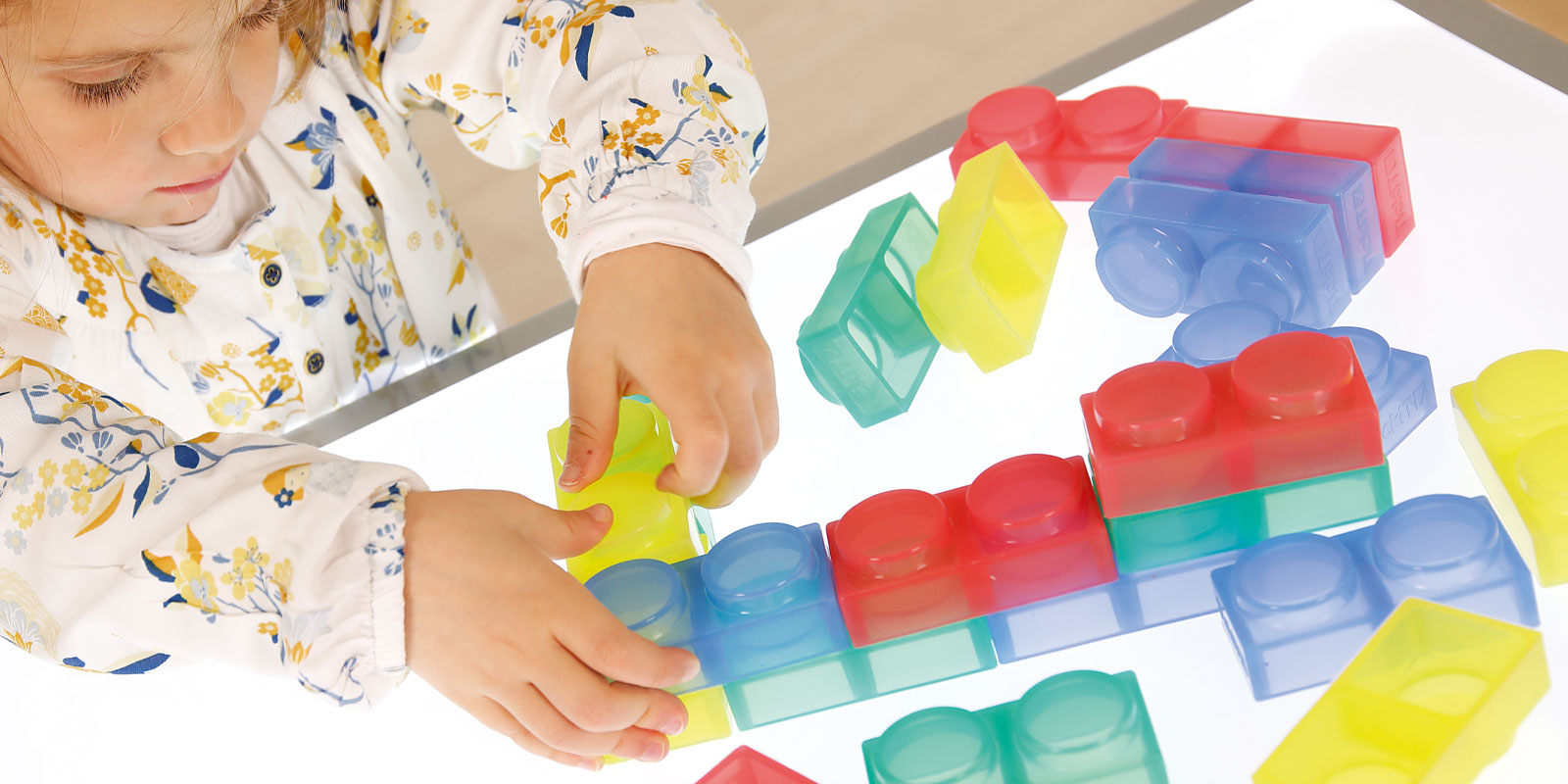 enfant qui joue avec bloc à empiler blog wesco
