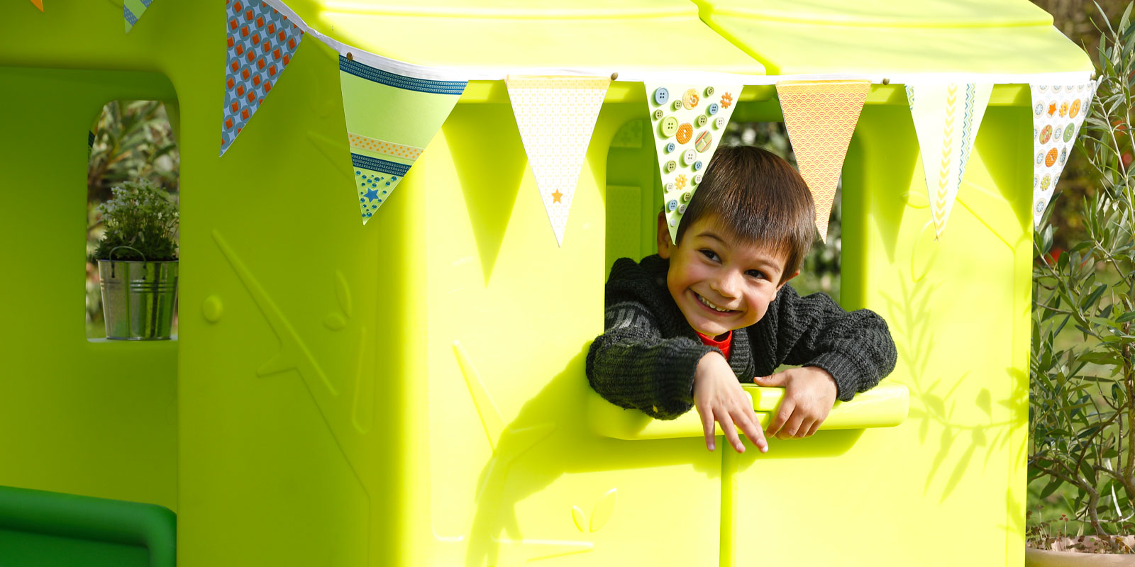 enfant dans petite cabane d'exterieur blog wesco