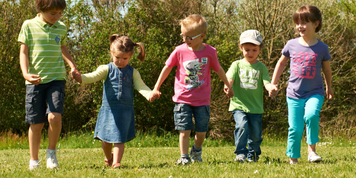 groupe d'enfants qui se tiennent la main en ligne en exterieur blog wesco