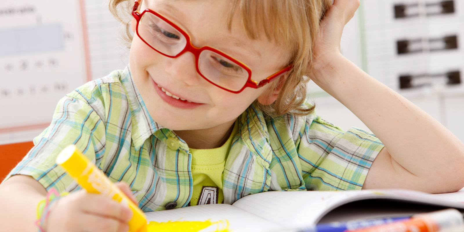 enfant qui dessine avec le sourir blog wesco