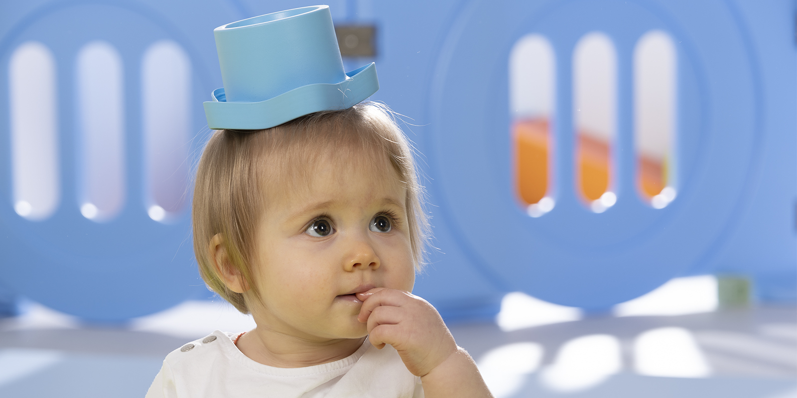 Bébé avec un seau bleu sur la tête blog wesco