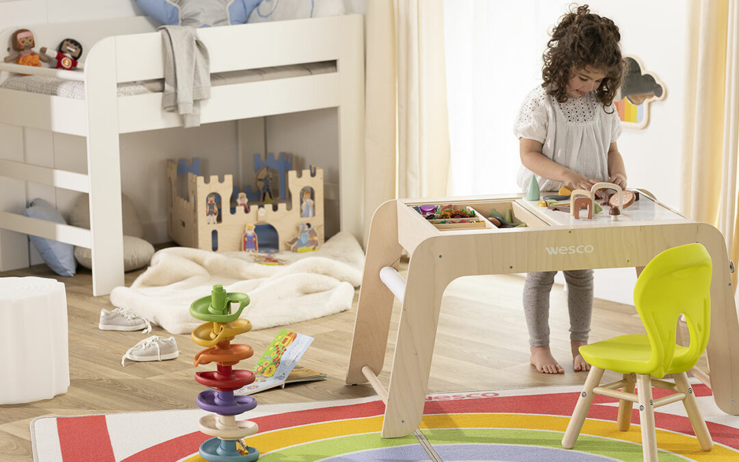 Jeune fille qui joue à des jeux créatifs dans sa chambre avec table multi-activités blog wesco