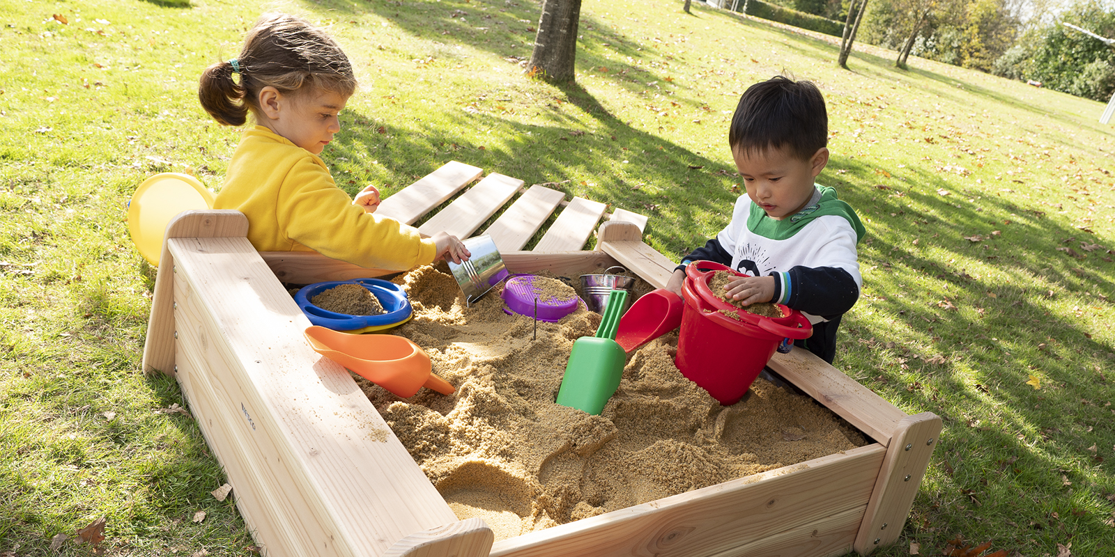 enfants qui jouent dans un bac à sable aménager crèche extérieur blog wesco