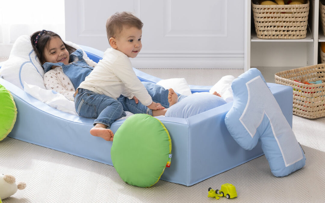 Enfant et bébé dans lit bas style Montessori blog wesco
