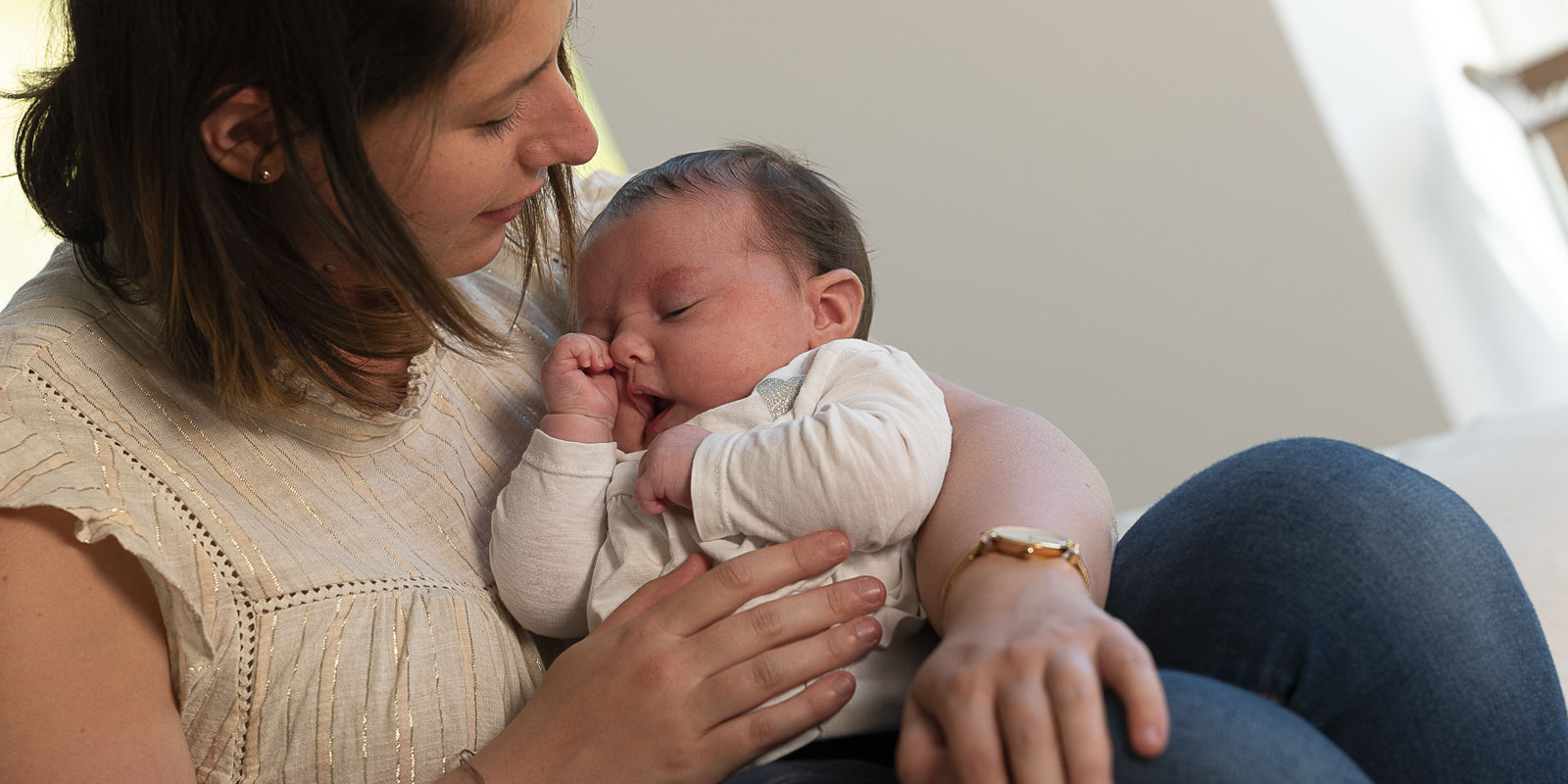 Maman avec son bébé dans les bras blog wesco