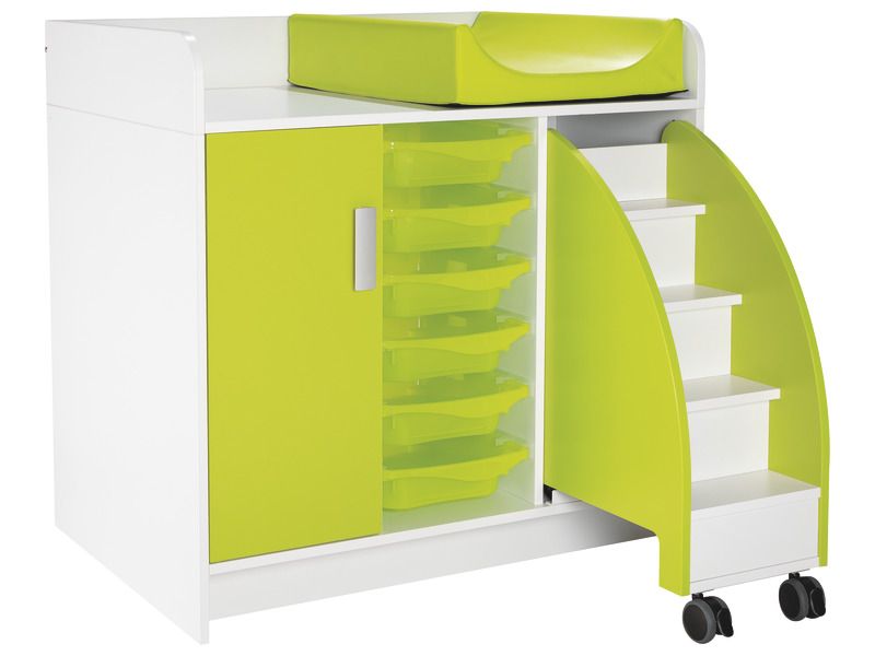 Meuble à langer en bois blanc et vert avec un escalier pour que bébé monte le blog wesco