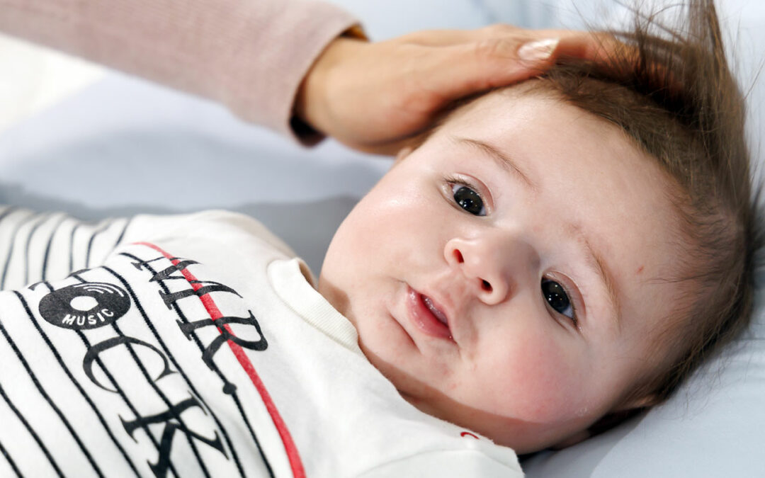 Bébé mignon sur son tapis qui regarde l'objectif blog wesco