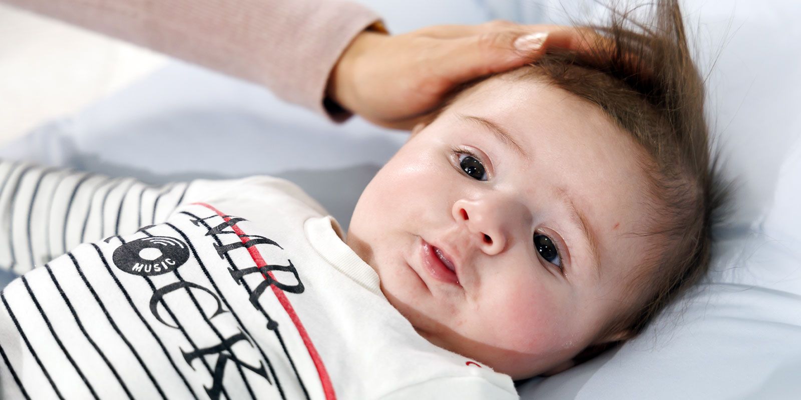 Bébé mignon sur son tapis qui regarde l'objectif blog wesco