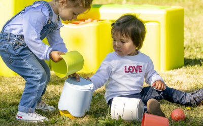 Socialisation chez bébé : comment encourager un comportement prosocial ?
