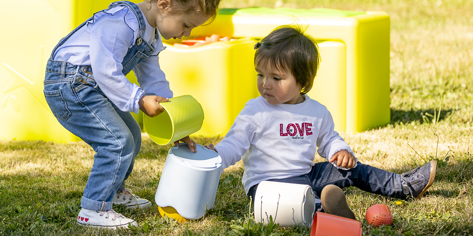 Deux jeunes enfants qui jouent ensemble dehors blog wesco
