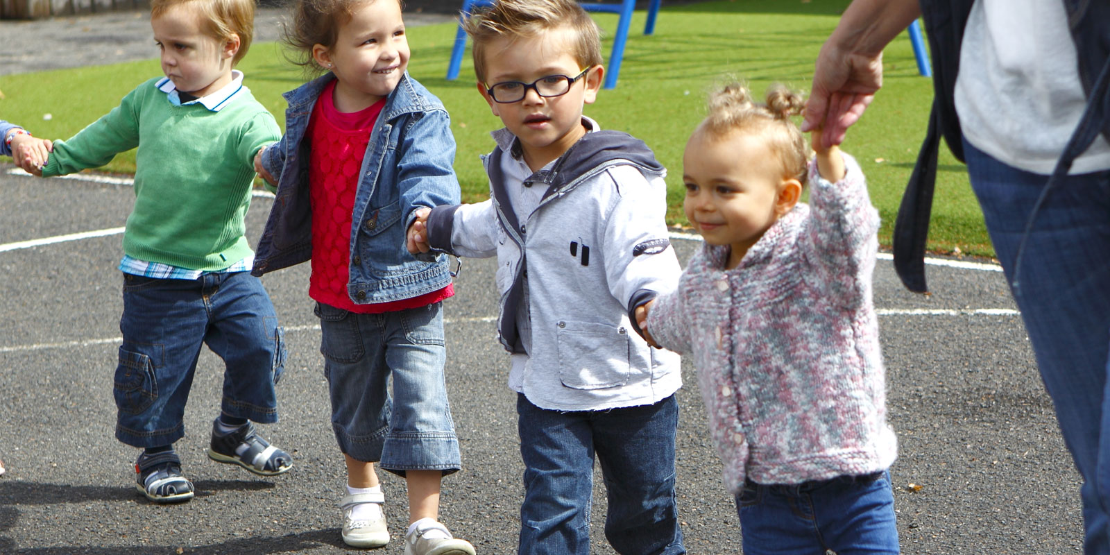 enfants de 3 ans se tenant la main pour aller à l'école