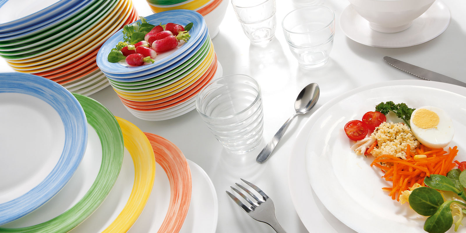 ensemble d'assiettes de différentes couleurs pour enfant