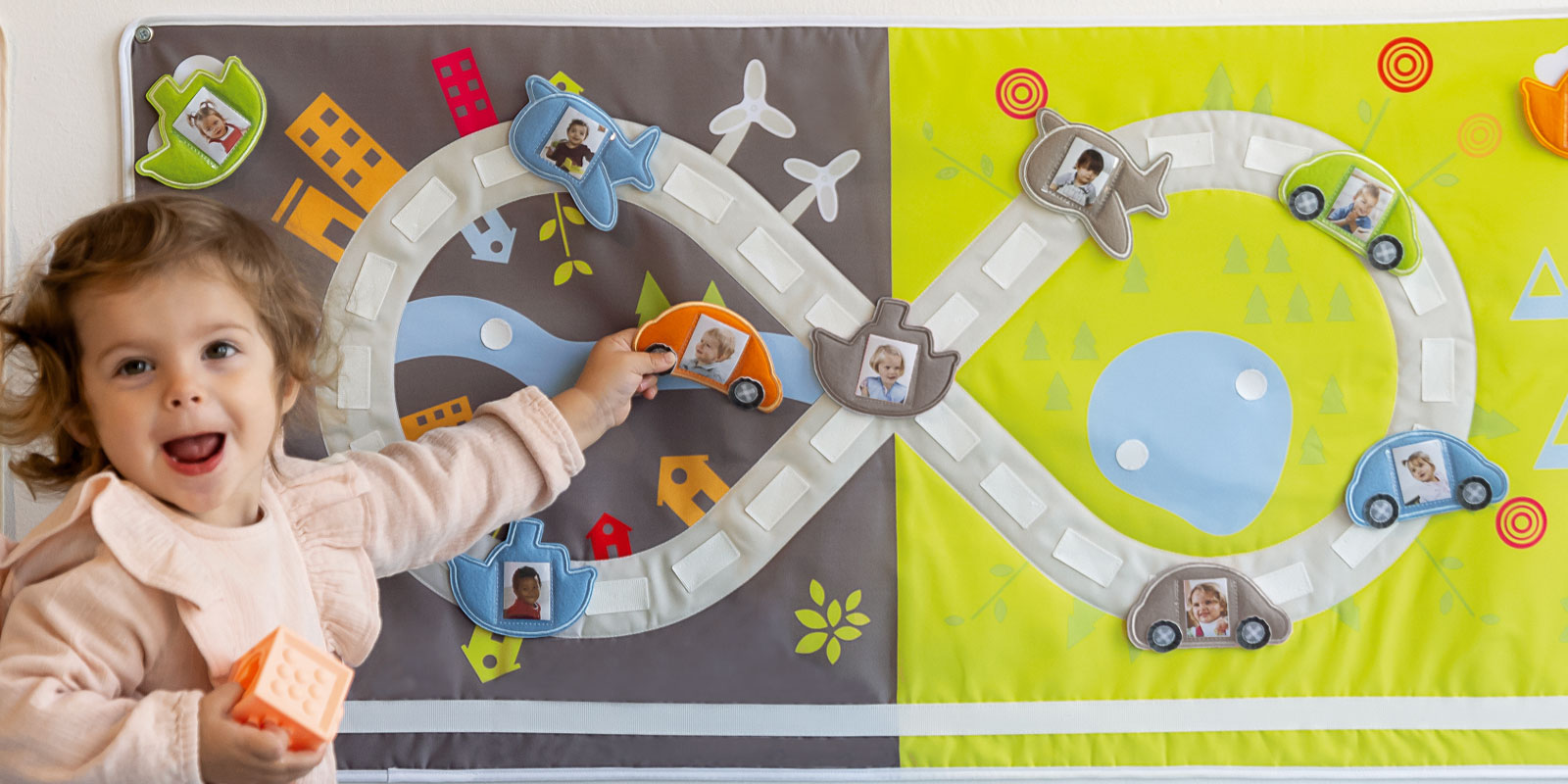 enfant qui joue avec des petits véhicules en tissus blog wesco