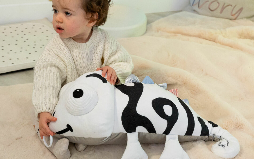 Fille avec un doudou en forme de caméléon blog wesco