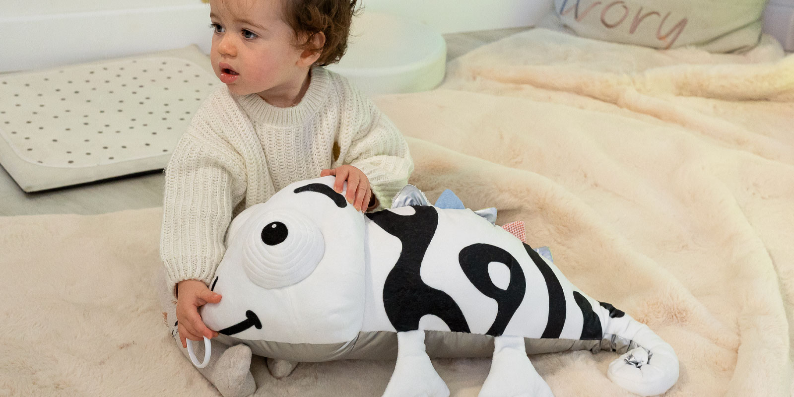 Fille avec un doudou en forme de caméléon blog wesco
