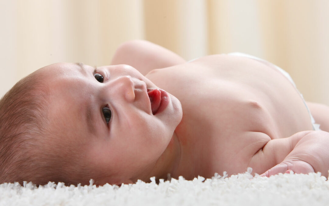 bebe allongé sur une serviette avant le bain libre le blog wesco