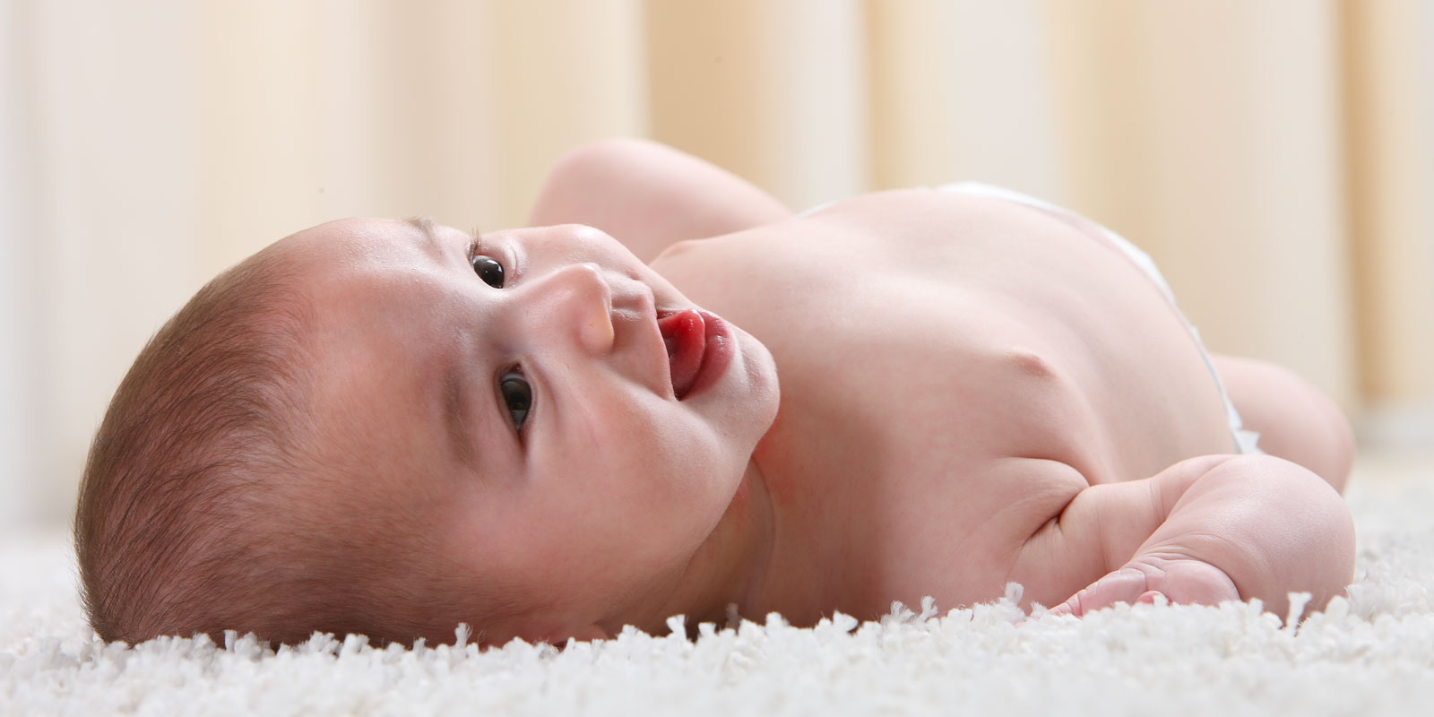 bebe allongé sur une serviette avant le bain libre le blog wesco